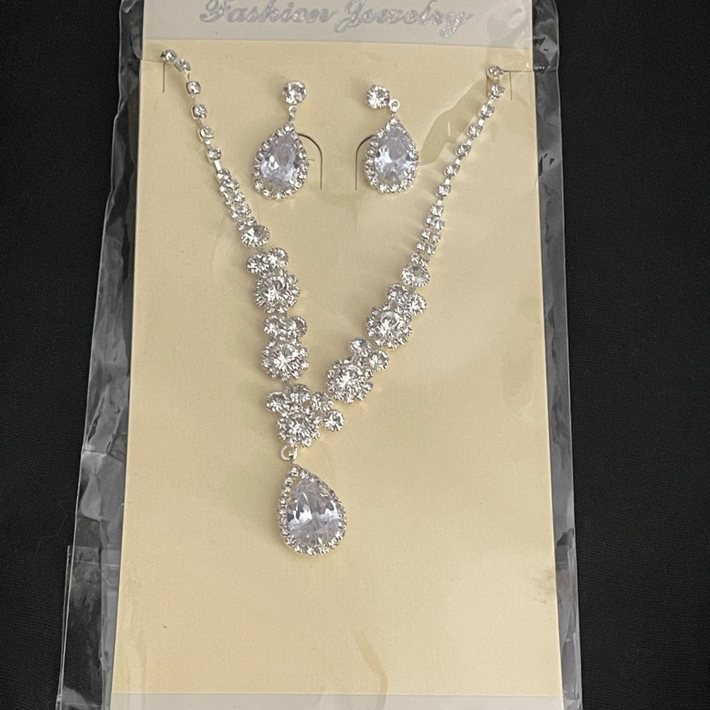 Elegant Silver Necklace and Earring Set